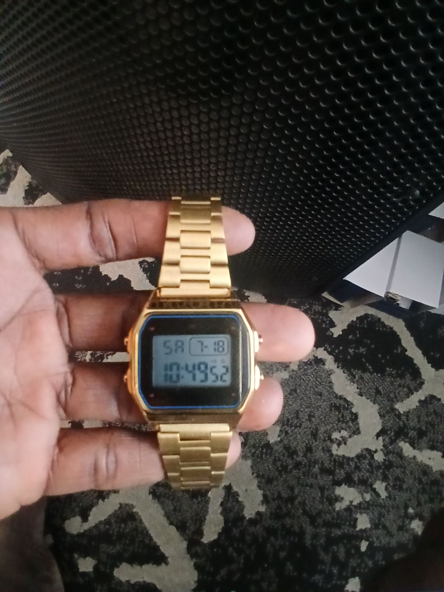 Montre couleur l'or stainless  2