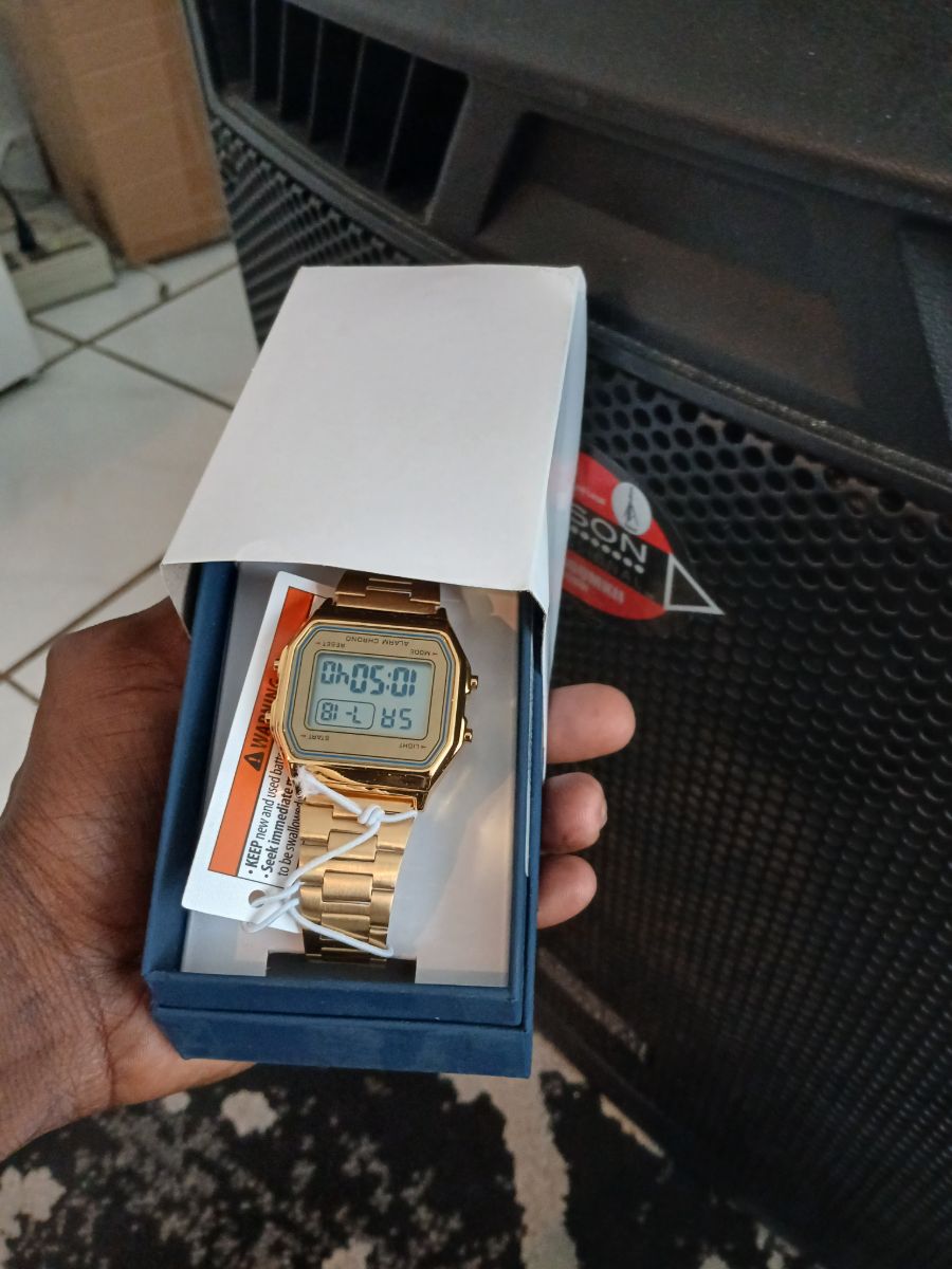 Montre couleur l'or stainless  3